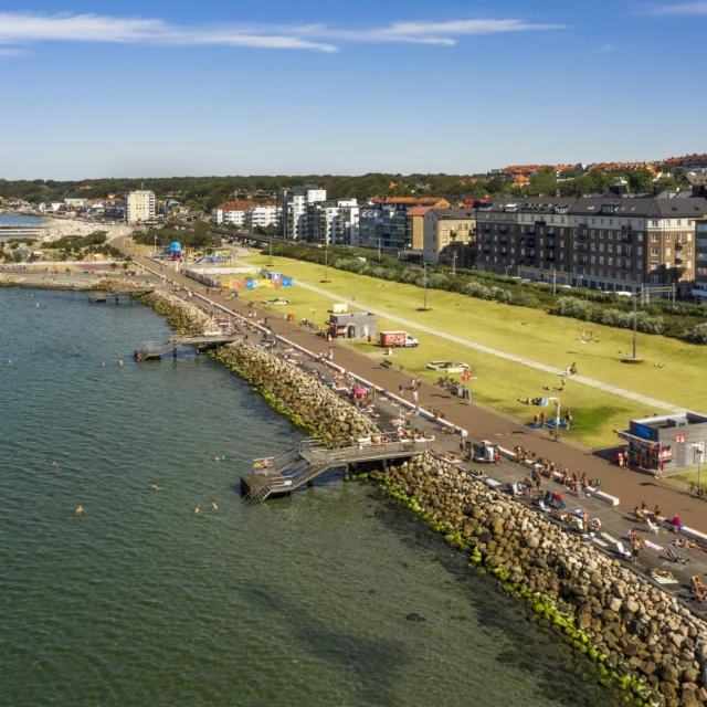 Skapa dina sommarminnen hos The Vault Hotel 🌞
Sommaren i Helsingborg är något alldeles extra – havsbrisen, uteserveringarna, kulturen, shoppingen och det myllrande citylivet gör varje dag till ett litet äventyr. Och mitt i allt detta ligger The Vault Hotel – din stilfulla bas för en sommar att minnas.
Packa weekendväskan, ta med någon du tycker om och njut av vackra Helsingborg – från morgonkaffe på vår innergård till sena kvällar i baren eller på stan.
Boka din sommarvistelse på https://bit.ly/BOKAVAULTHOTEL