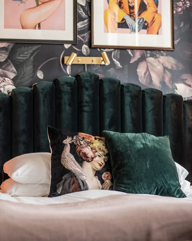 Checka in. Slappna av. Njut av Helsingborg.
The Vault Hotel bjuder in till en helg fylld av små njutningar – charmiga rum med karaktär, en frukost du vill sitta länge vid och ett cityläge som gör det lätt att upptäcka allt Helsingborg har att erbjuda.
En plats för dig som vill landa mitt i staden – och ändå koppla bort.
✨ Boka din helg på thevaulthotel.se