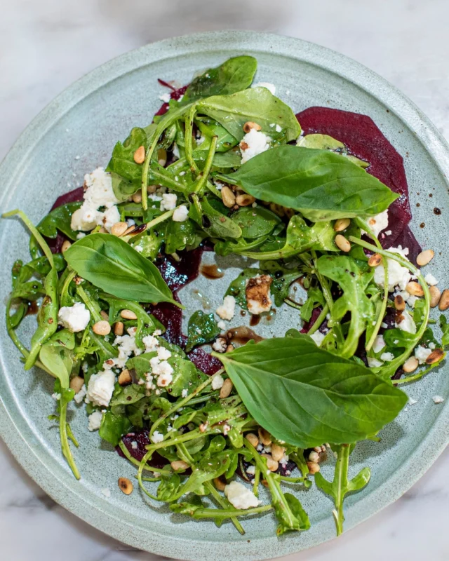 🌿Smaker du inte vill missa i sommar🌿
Sommarens meny på The Vault Restaurant bjuder på det bästa av två världar – klassiker du känner igen, med fräscha smaker som får dem att kännas helt nya. Tänk grillat, syrligt, säsongens grönsaker och perfekt kylda drycker.
Bor du hos oss i sommar? Då är det ett givet tillfälle att boka en kväll i vår restaurang – men du är självklart lika välkommen även om du bara är ute efter en riktigt bra middag mitt i city.