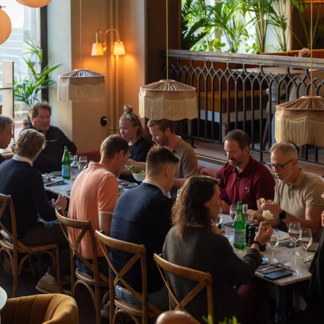 Möten med stil – mitt i Helsingborg
Trötta på tråkiga konferenser? Hos oss blir mötet något att se fram emot. The Vault Hotel erbjuder två inspirerande lokaler för mindre grupper – perfekt för kreativa samtal, workshops eller effektiva heldagar.
Vi fixar frukost, fika, lunch, middag och en skön AW efteråt. Och varför inte stanna över natten i våra underbara rum?
Allt du behöver hos oss på The Vault Hotel i Helsingborg