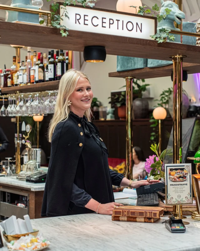 Gör helgen till något extra – börja den hos oss på The Vault Hotel!
Checka in, luta dig tillbaka och njut av ledigheten på The Vault Hotel. Varje fredag drar vi igång helgen med After Work i Atriumbaren – från 16 till 19 hittar du sköna priser på snacks och utvalda drycker.
Vill du ha en cocktail i solen? Slå dig ner på vår uteservering. Mer hungrig än törstig? Välkommen in i vår trattoria.
✨ Ett glas, en helg, en känsla – allt börjar här.